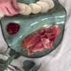 Plat de service artisanal en argile noire et turquoise clair - Forme feuille 30x28cm