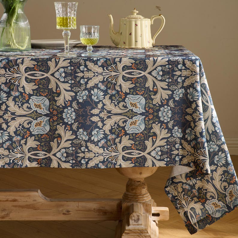 Nappe Strawberry Thief résistante à l'eau, extra large, linge de salle à manger floral cottage anglais en lin bleu marine
