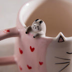 Tasse en céramique rose kawaii avec visage de chat et motifs cœur, peinte à la main