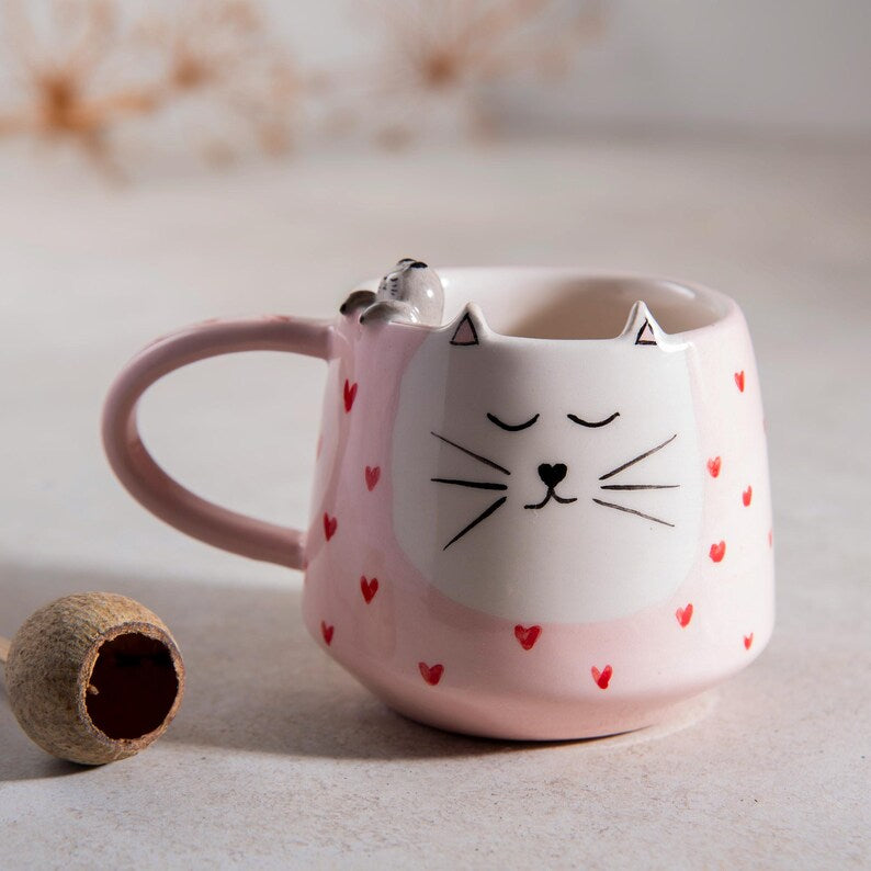 Tasse en céramique rose kawaii avec visage de chat et motifs cœur, peinte à la main