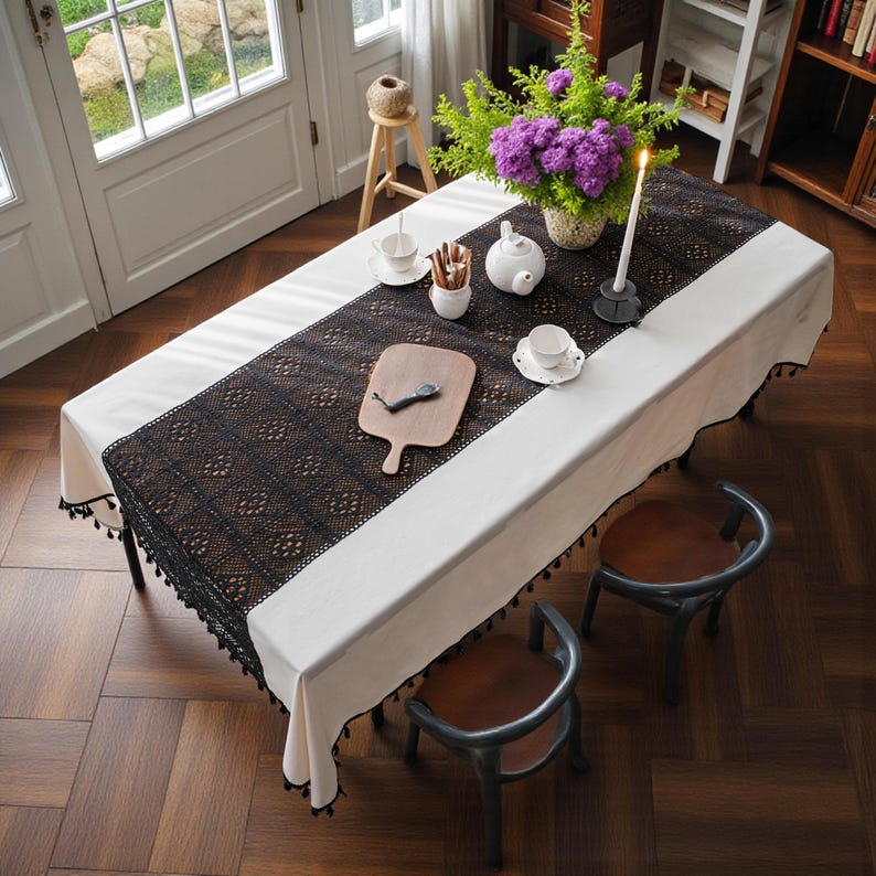 Nappe Noire et Blanche avec Bordure en Dentelle au Crochet et Pampilles, 100% Viscose, Décoration de Noël