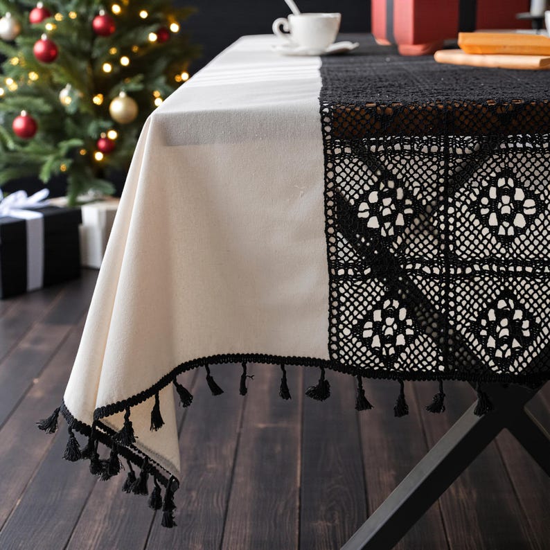 Nappe Noire et Blanche avec Bordure en Dentelle au Crochet et Pampilles, 100% Viscose, Décoration de Noël