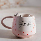 Tasse en céramique rose kawaii avec visage de chat et motifs cœur, peinte à la main
