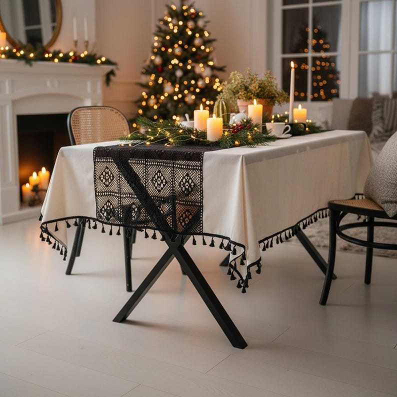 Nappe Noire et Blanche avec Bordure en Dentelle au Crochet et Pampilles, 100% Viscose, Décoration de Noël