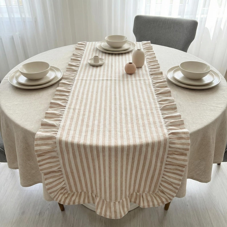 Chemin de table beige à rayures en coton et lin avec bords à volants