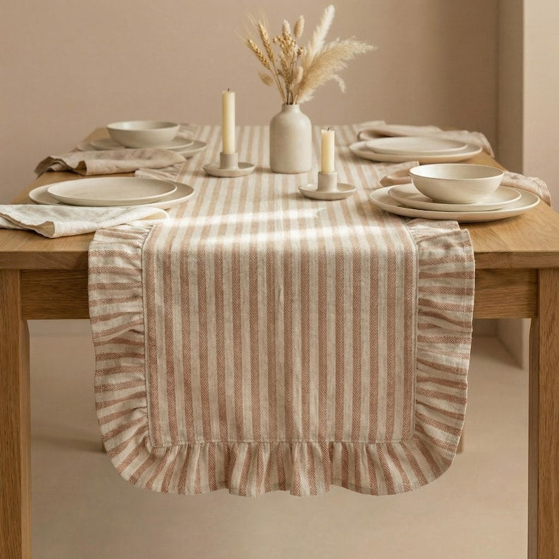 Chemin de table beige à rayures en coton et lin avec bords à volants