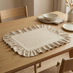 Chemin de table beige à rayures en coton et lin avec bords à volants