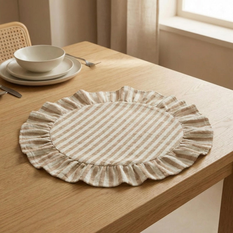 Chemin de table beige à rayures en coton et lin avec bords à volants