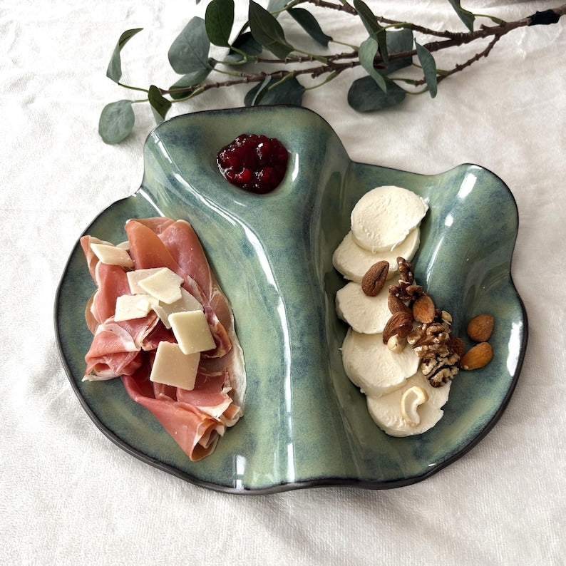 Plat de service artisanal en argile noire et turquoise clair - Forme feuille 30x28cm