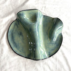 Plat de service artisanal en argile noire et turquoise clair - Forme feuille 30x28cm