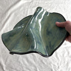 Plat de service artisanal en argile noire et turquoise clair - Forme feuille 30x28cm