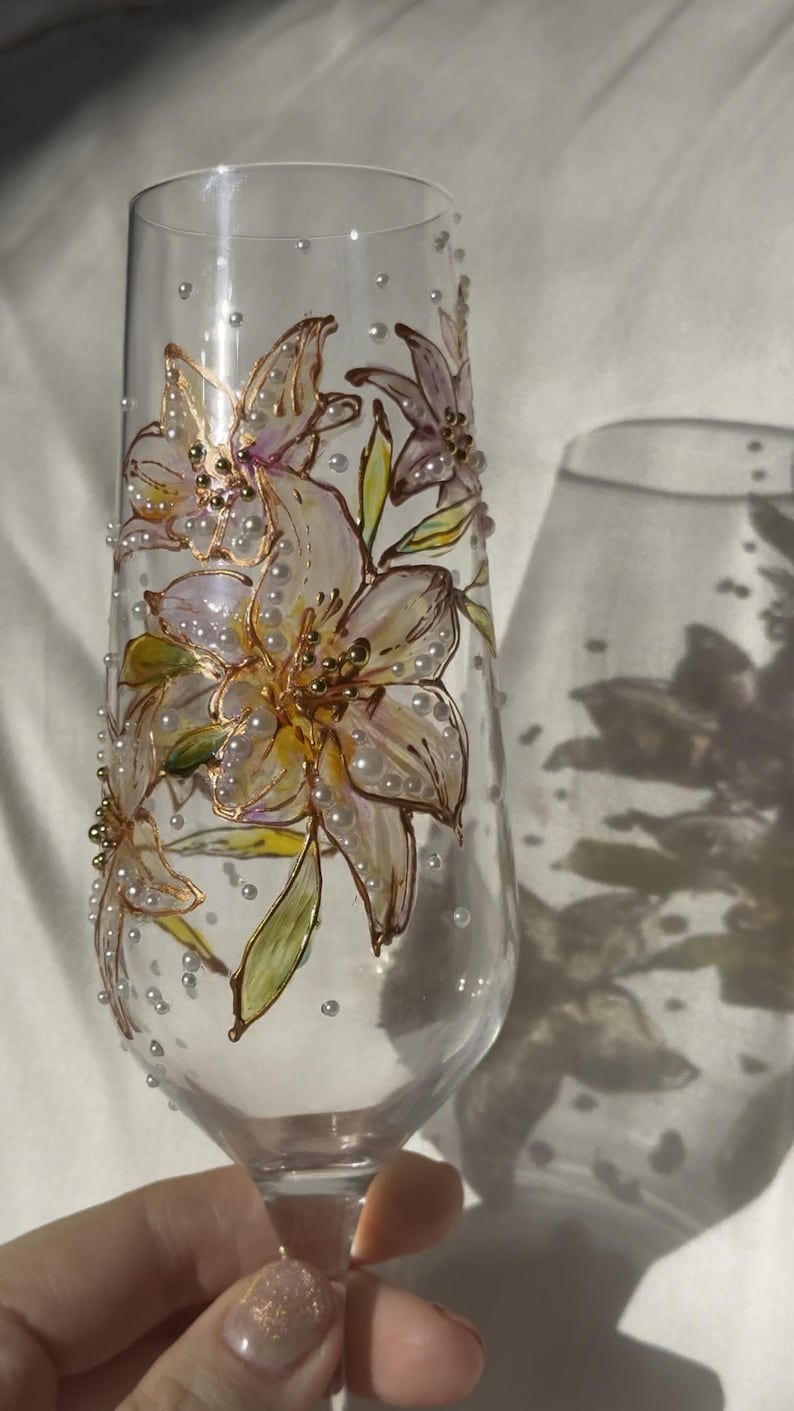 Verre à champagne peint à la main avec motif floral – Flûte à champagne en verre avec strass