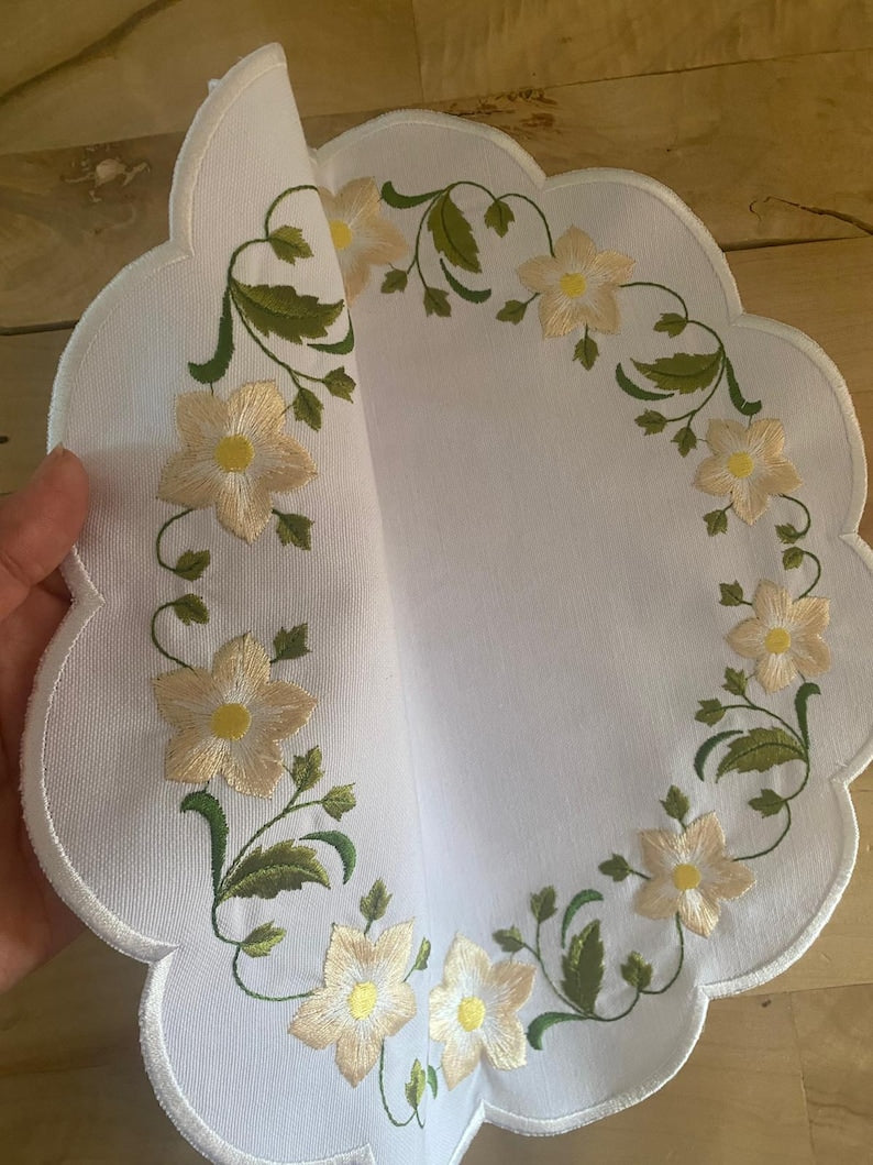 Set de table et serviette brodés fleurs jaunes, lin coton polyester festonné antitache 35 cm