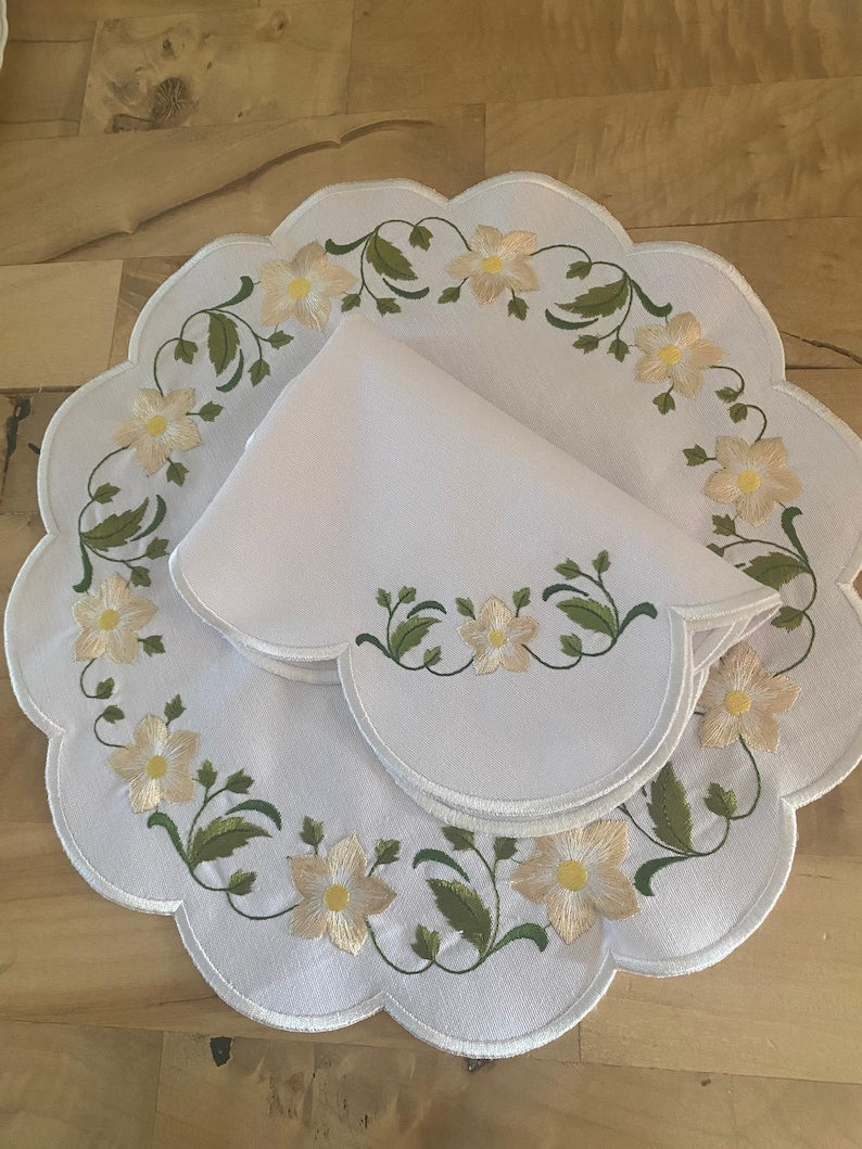 Set de table et serviette brodés fleurs jaunes, lin coton polyester festonné antitache 35 cm