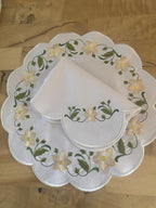 Set de table et serviette brodés fleurs jaunes, lin coton polyester festonné antitache 35 cm
