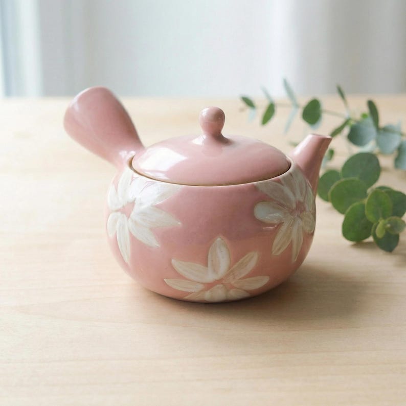 Théière en céramique rose décorée de motifs floraux blancs, 480 ml