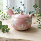 Théière en céramique rose décorée de motifs floraux blancs, 480 ml