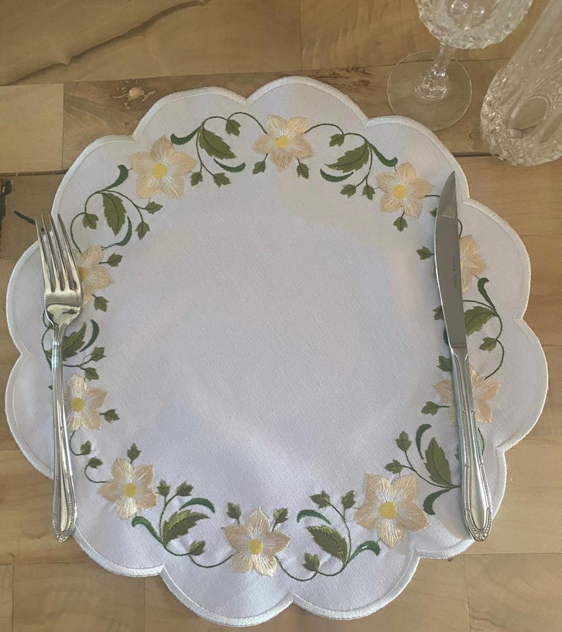 Set de table et serviette brodés fleurs jaunes, lin coton polyester festonné antitache 35 cm