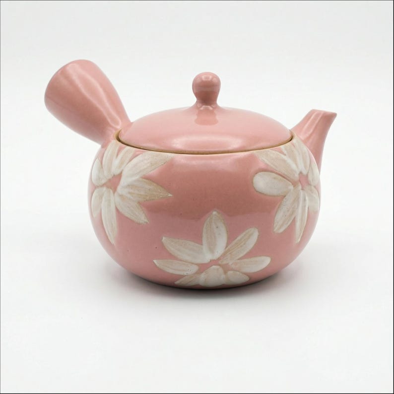 Théière en céramique rose décorée de motifs floraux blancs, 480 ml