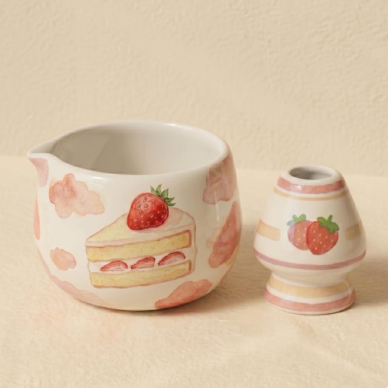 Bol à matcha avec bec verseur et support pour fouet | Service à thé en céramique motif gâteau aux fraises
