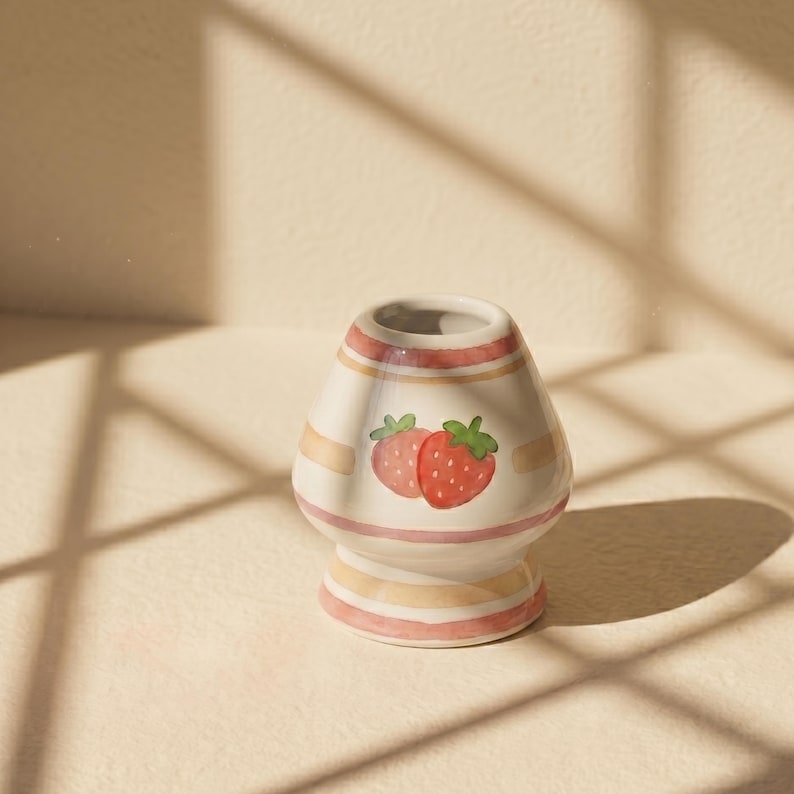 Bol à matcha avec bec verseur et support pour fouet | Service à thé en céramique motif gâteau aux fraises
