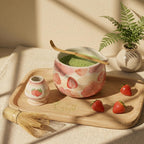 Bol à matcha avec bec verseur et support pour fouet | Service à thé en céramique motif gâteau aux fraises