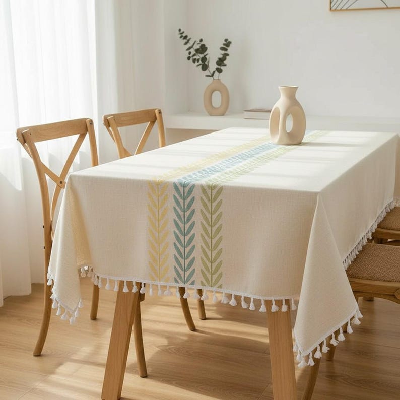 Nappe en lin et coton neutre avec pompons, décoration de table à manger