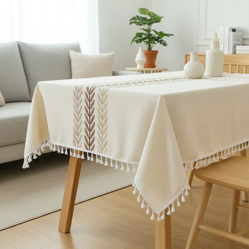 Nappe en lin et coton neutre avec pompons, décoration de table à manger