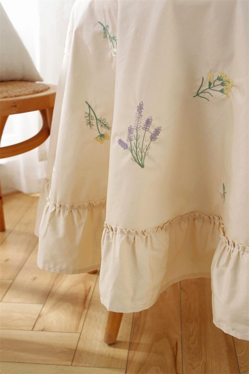 Nappe en coton brodée lavande abricot avec bord à volants Housse de table florale