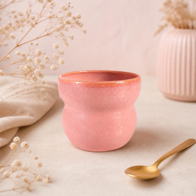 Tasse en céramique rose – Mug artisanal fait main – Café design doux – Vaisselle minimaliste