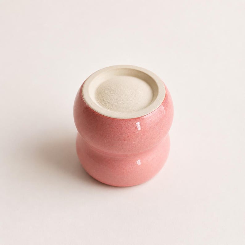 Tasse en céramique rose – Mug artisanal fait main – Café design doux – Vaisselle minimaliste