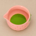 Bol à matcha fraise en céramique rose avec bec verseur, kit matcha avec fouet et cuillère en bambou, chawan pour cérémonie du thé