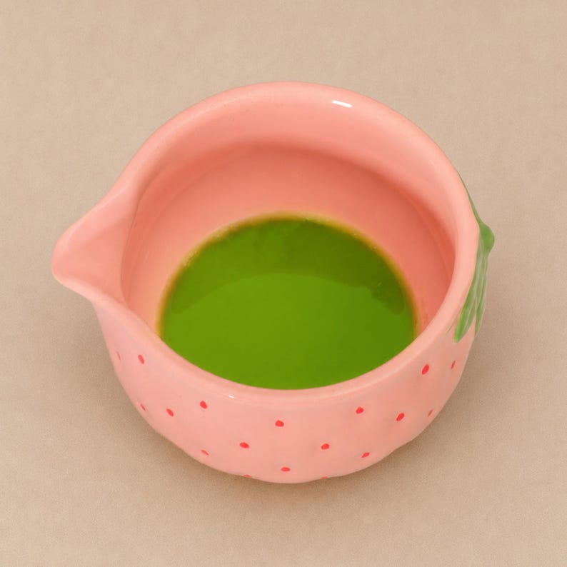 Bol à matcha fraise en céramique rose avec bec verseur, kit matcha avec fouet et cuillère en bambou, chawan pour cérémonie du thé