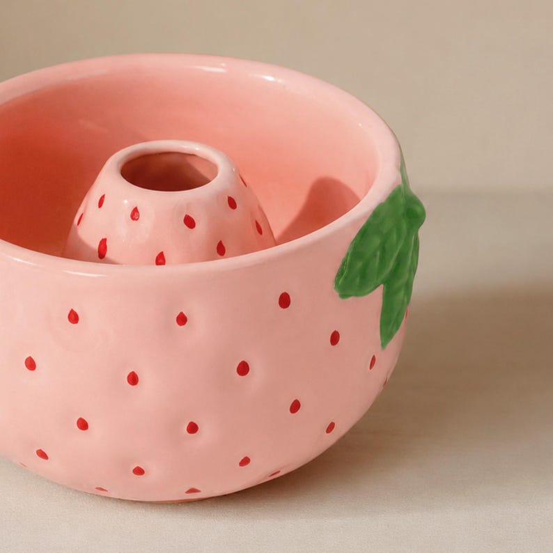 Bol à matcha fraise en céramique rose avec bec verseur, kit matcha avec fouet et cuillère en bambou, chawan pour cérémonie du thé