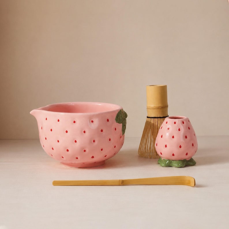 Bol à matcha fraise en céramique rose avec bec verseur, kit matcha avec fouet et cuillère en bambou, chawan pour cérémonie du thé
