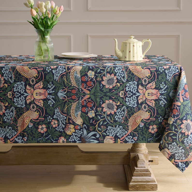 Nappe Strawberry Thief résistante à l'eau, extra large, linge de salle à manger floral cottage anglais en lin bleu marine