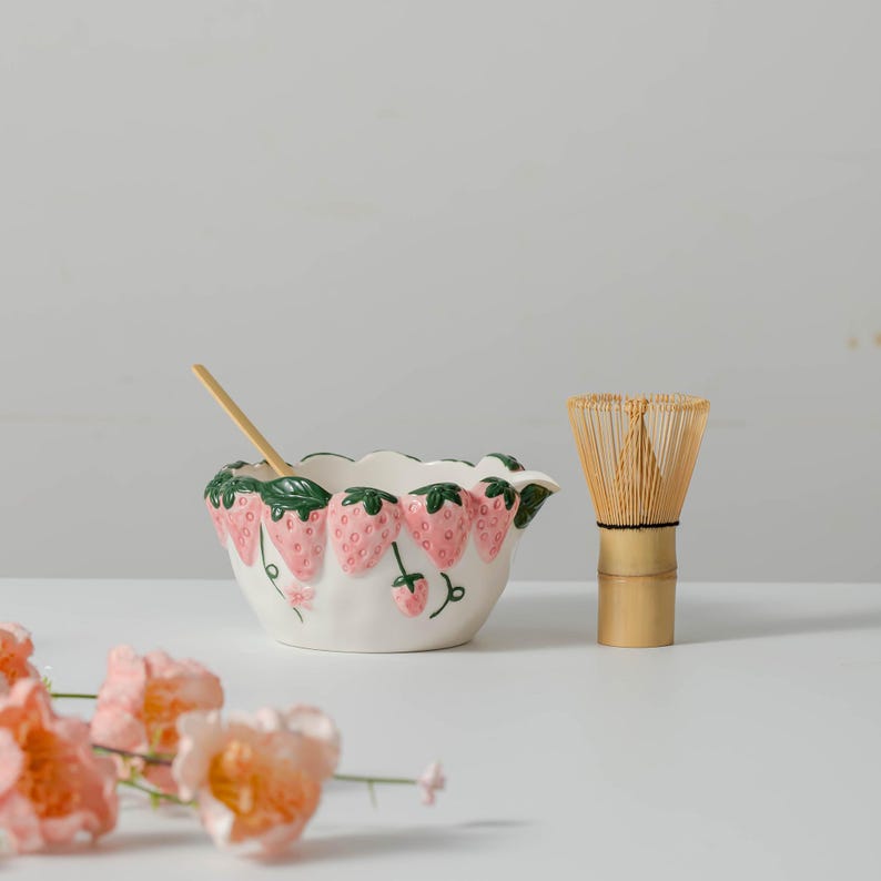 Bol à matcha rose fraise avec bec verseur, chawan en céramique artisanale, style cottage