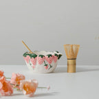 Bol à matcha rose fraise avec bec verseur, chawan en céramique artisanale, style cottage