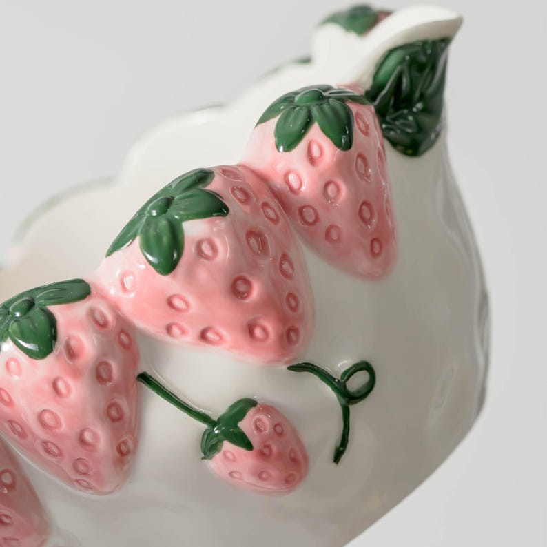 Bol à matcha rose fraise avec bec verseur, chawan en céramique artisanale, style cottage