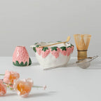 Bol à matcha rose fraise avec bec verseur, chawan en céramique artisanale, style cottage