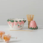 Bol à matcha rose fraise avec bec verseur, chawan en céramique artisanale, style cottage
