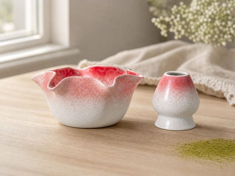 Bol à matcha fait main en céramique forme fleur rouge et blanc avec bec verseur