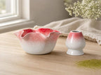 Bol à matcha fait main en céramique forme fleur rouge et blanc avec bec verseur