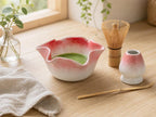 Bol à matcha fait main en céramique forme fleur rouge et blanc avec bec verseur