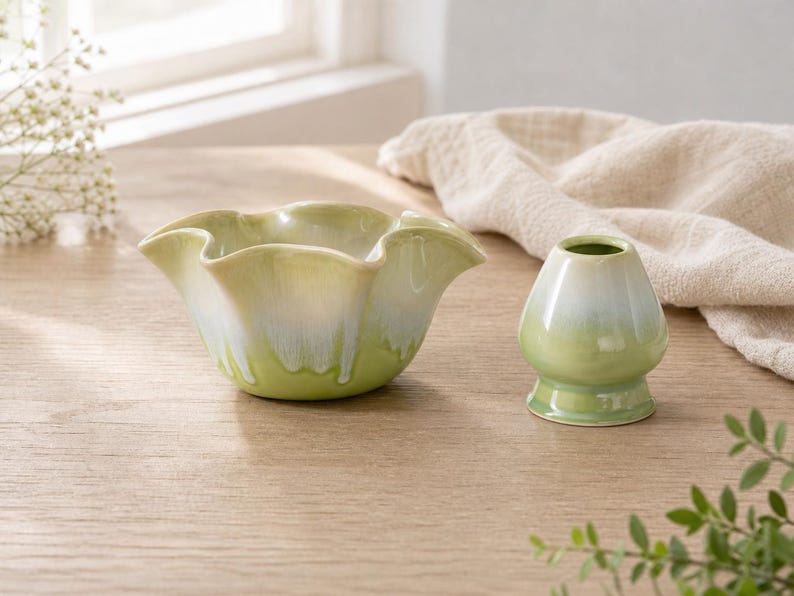 Bol à Matcha en Céramique Vert Printemps Forme Fleur avec Bec Verseur et Support - Ensemble Cadeau pour Thé Matcha