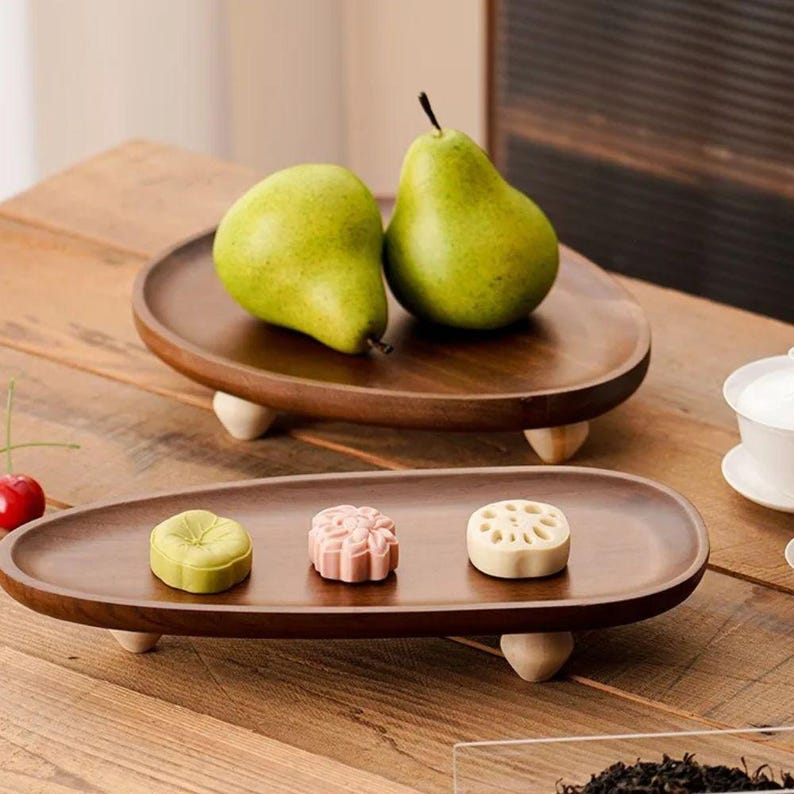 Plateau en bois résistant avec pieds de forme irrégulière, Plateau de service décoratif
