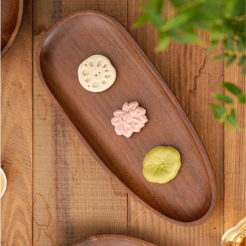 Plateau en bois résistant avec pieds de forme irrégulière, Plateau de service décoratif