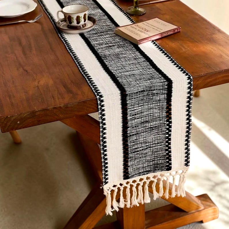 Chemin de table rayé vert nordique bohème avec glands, polyester