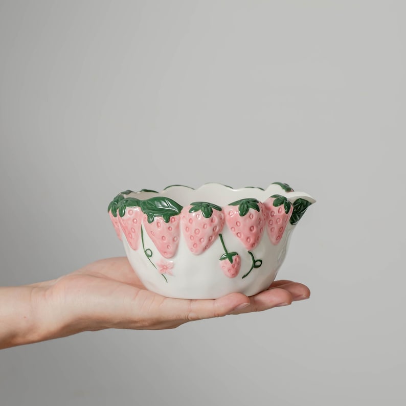 Bol à matcha rose fraise avec bec verseur, chawan en céramique artisanale, style cottage
