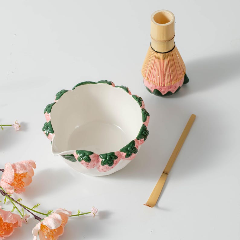 Bol à matcha rose fraise avec bec verseur, chawan en céramique artisanale, style cottage